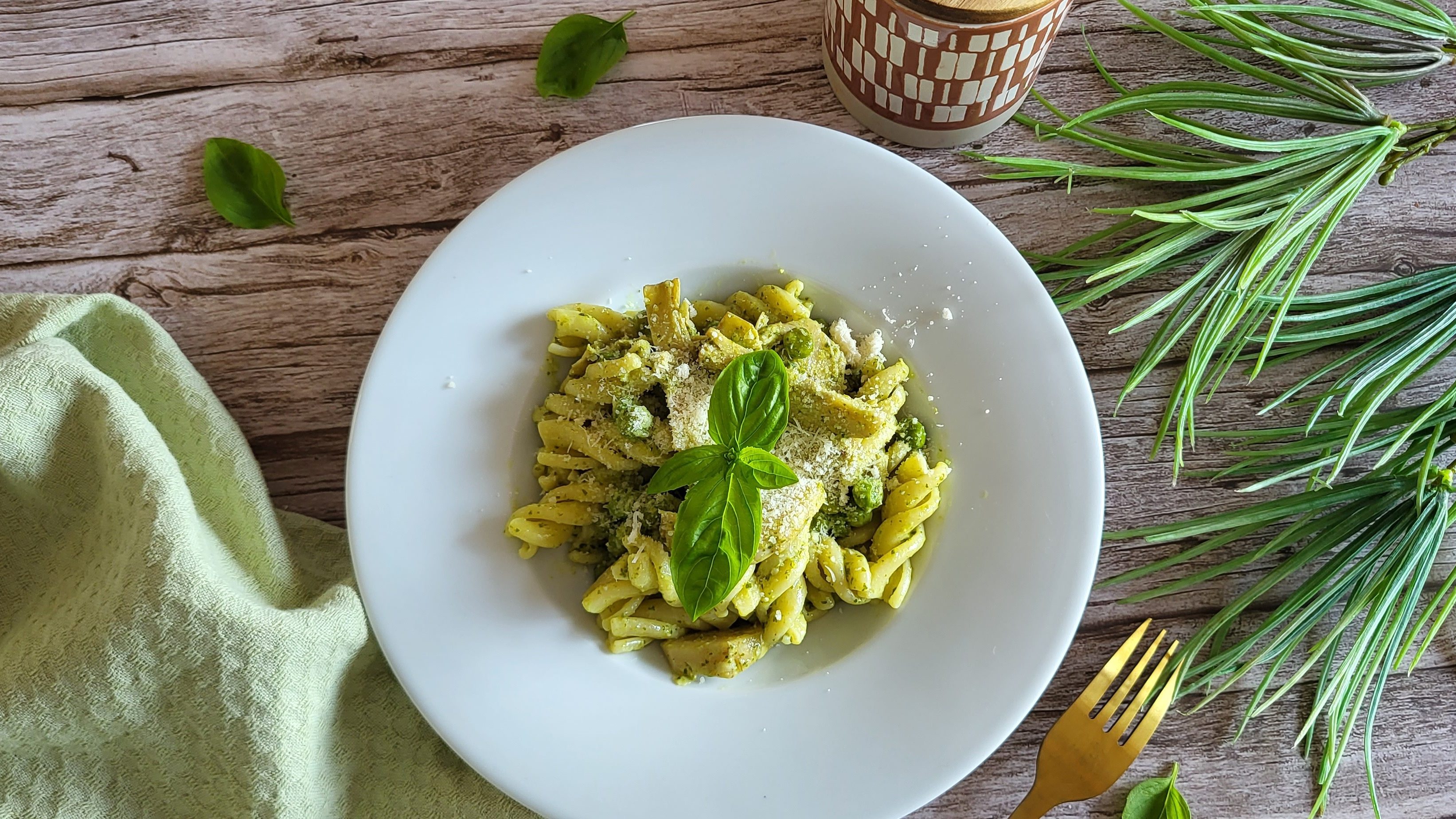 Pâtes crémeuses au pesto et artichauts grillés