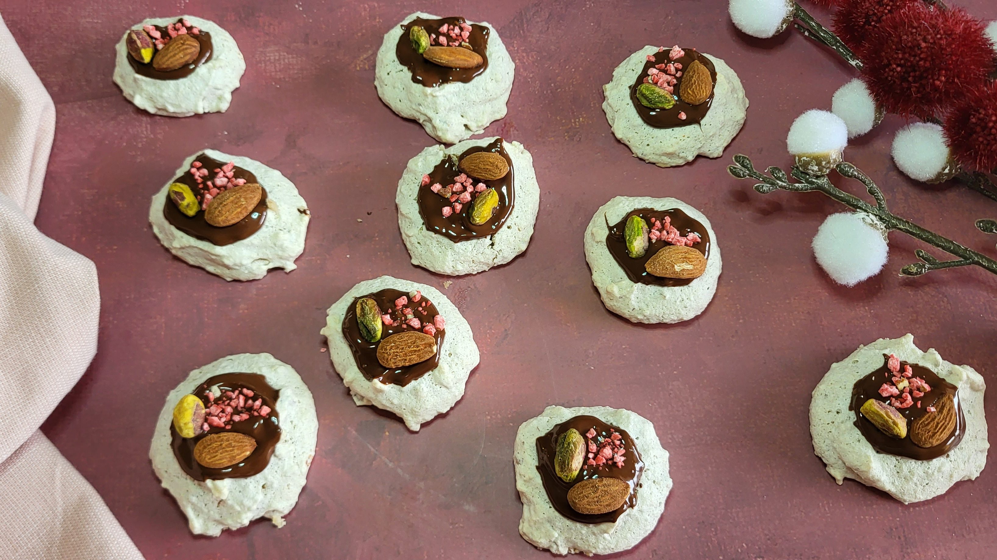 Macarons aux amandes, chocolat et fruits secs