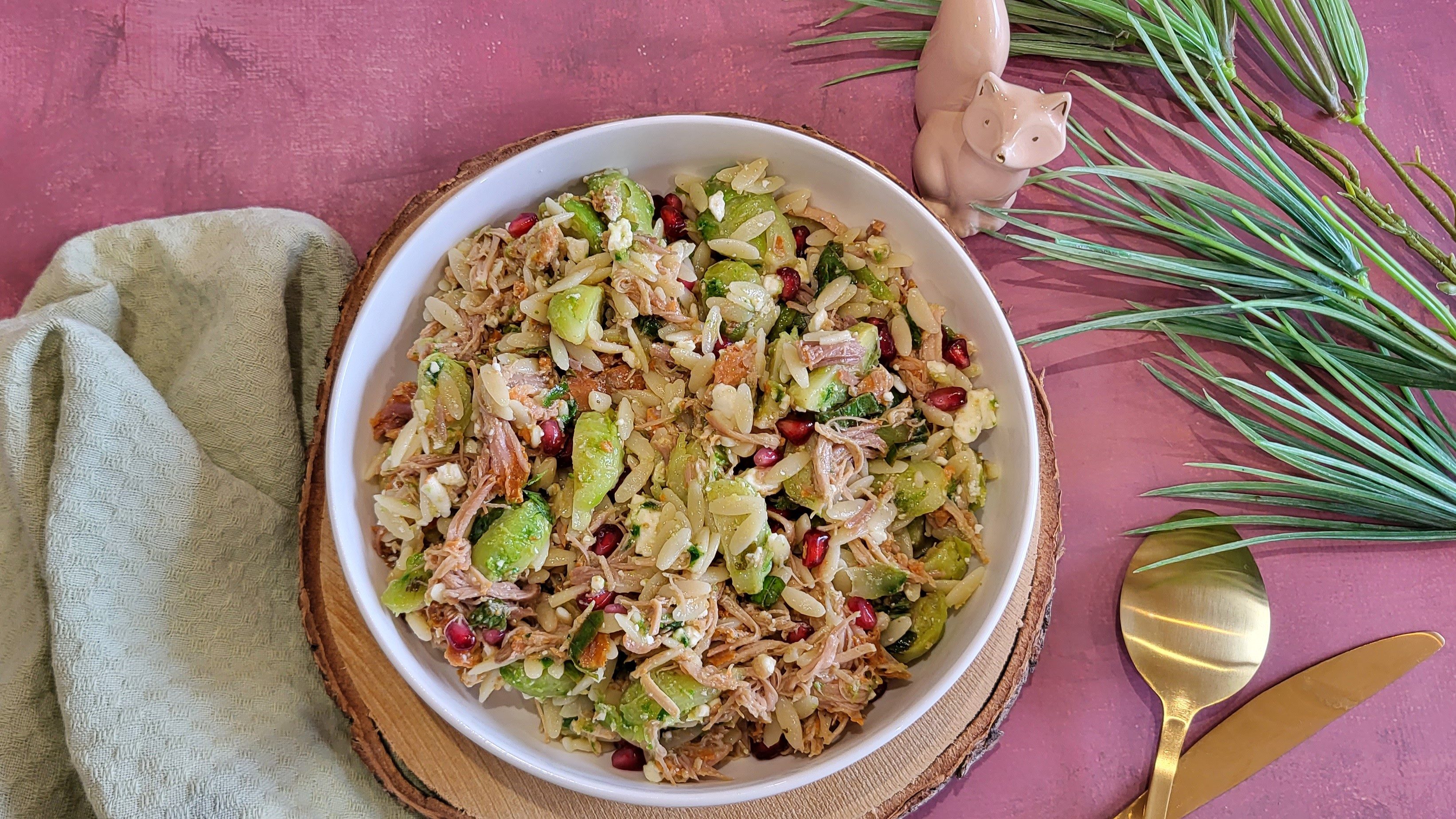 Salade d’orzo au pulled pork, choux de Bruxelles et grenade