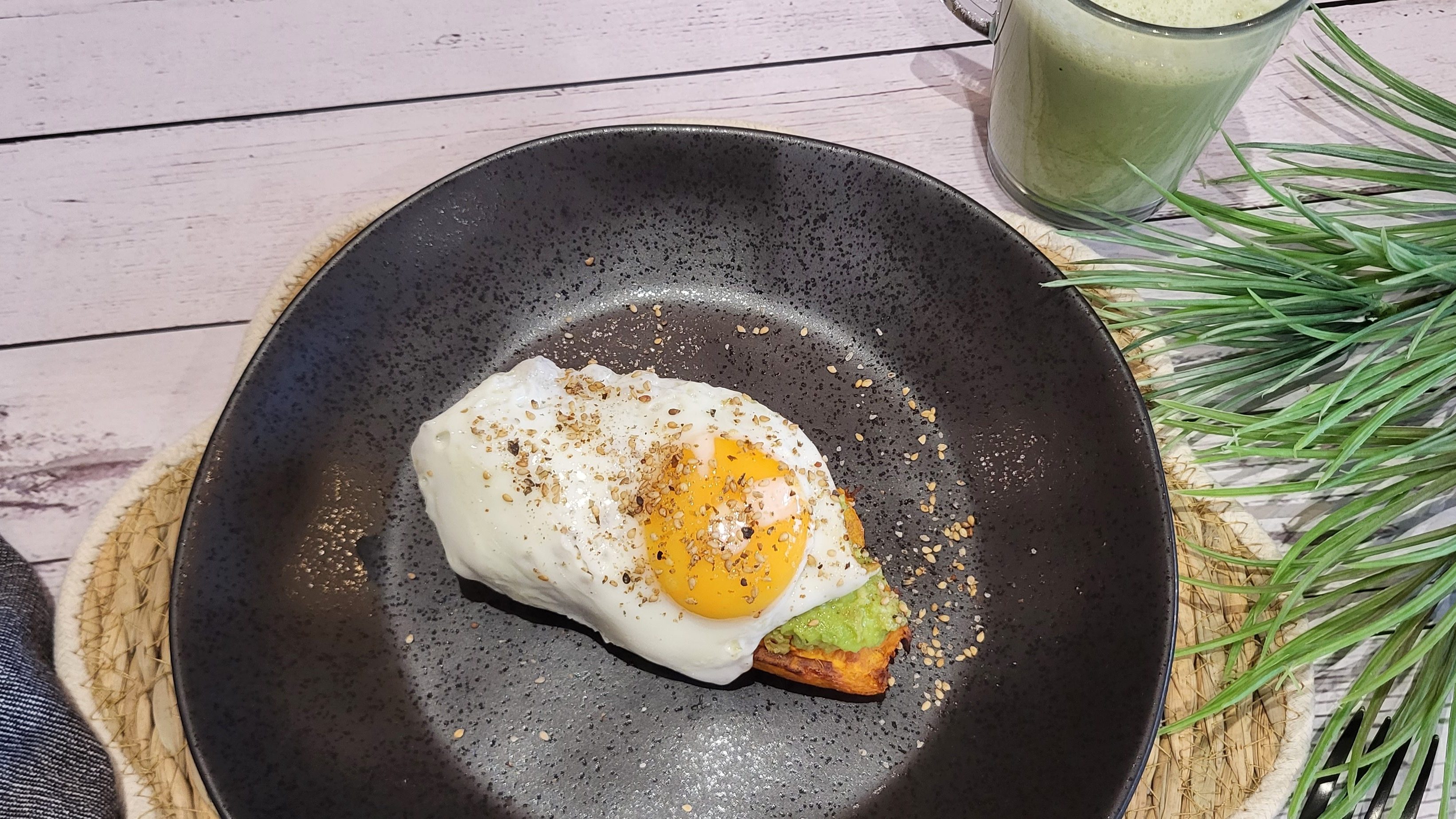 Patate douce rôtie à l’avocat et œuf