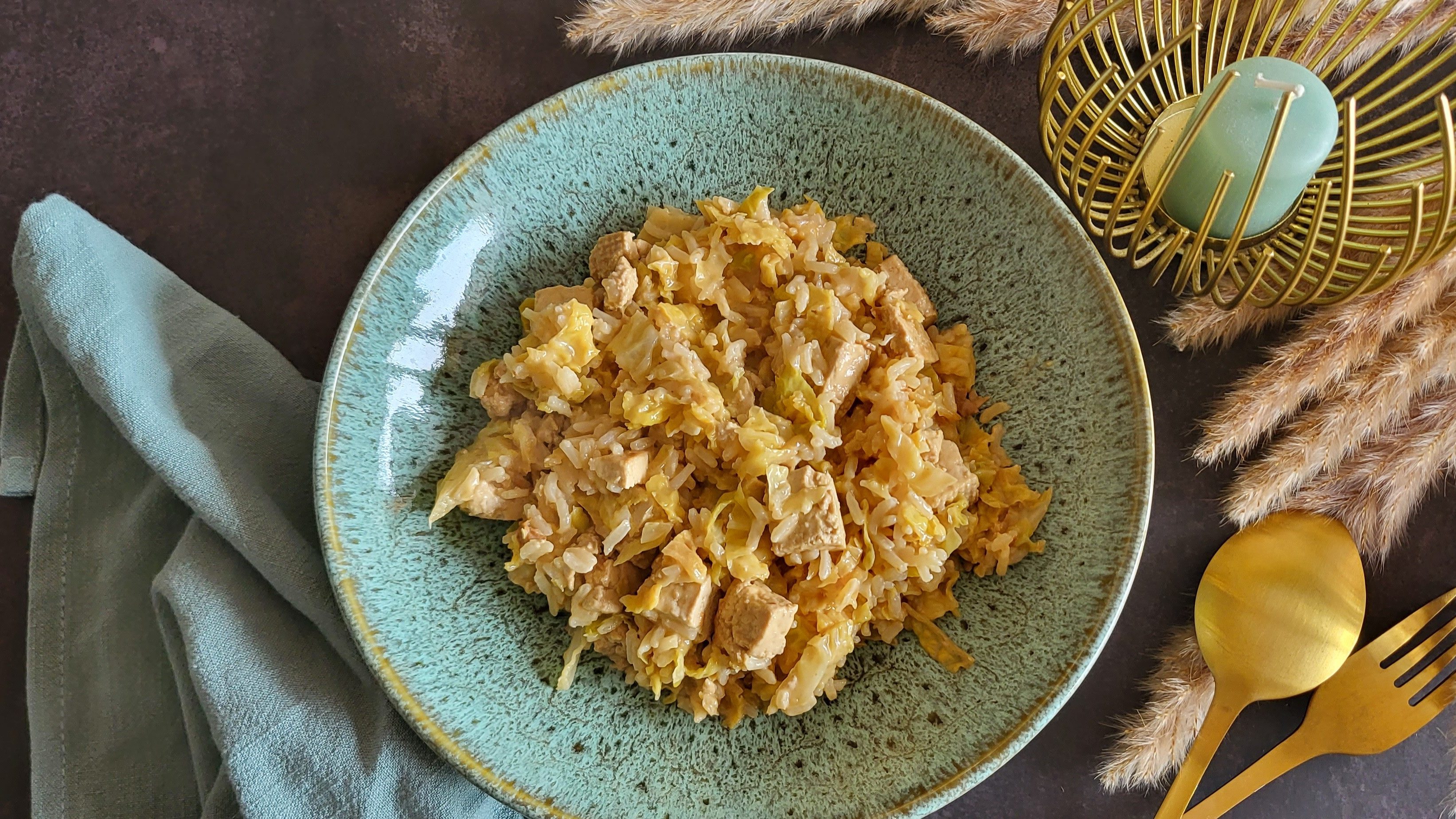 Riz sauté au chou vert, tofu et sauce cacahuètes