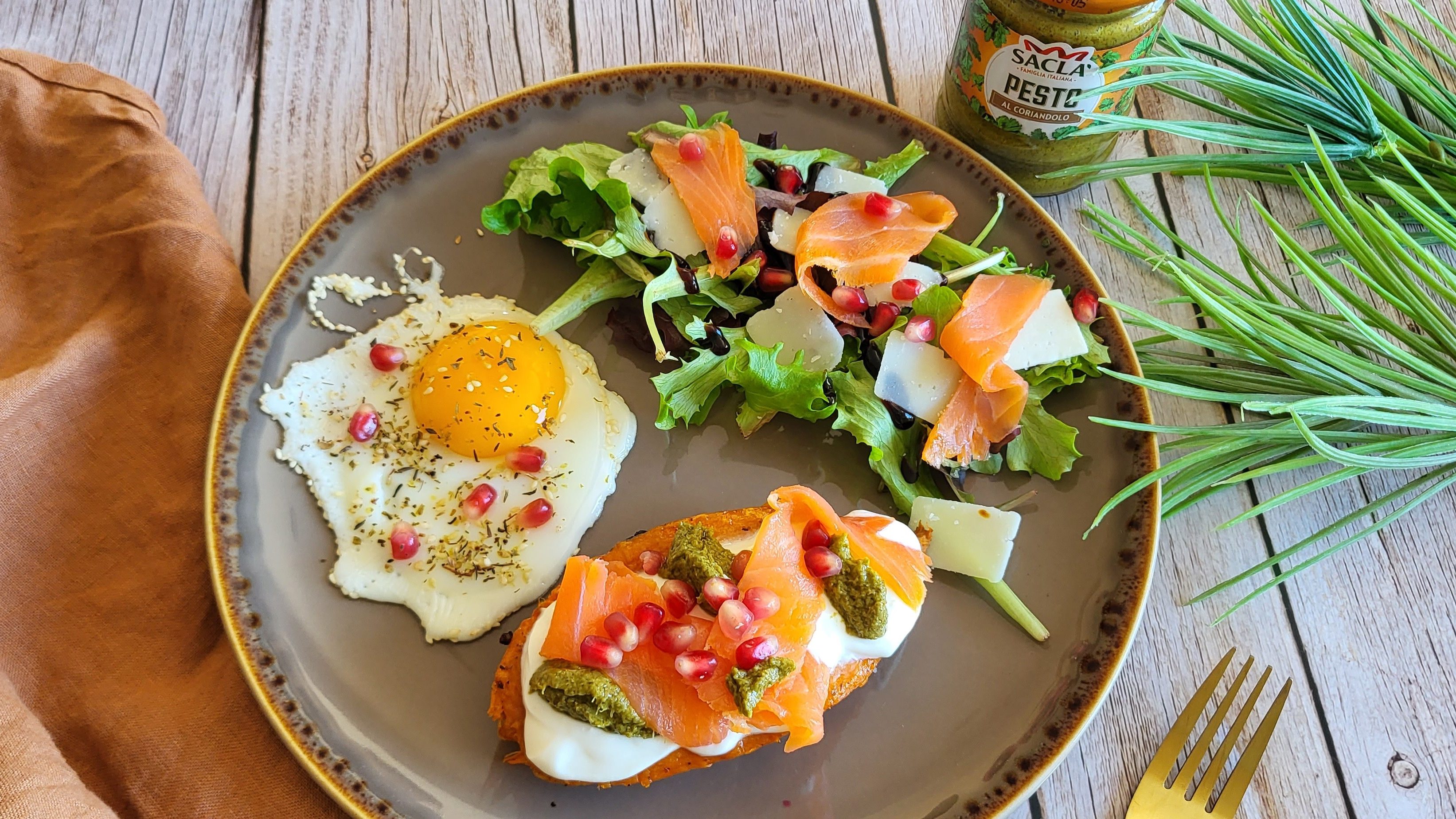 Patate douce rôtie au pesto de coriandre, saumon fumé & œuf au plat