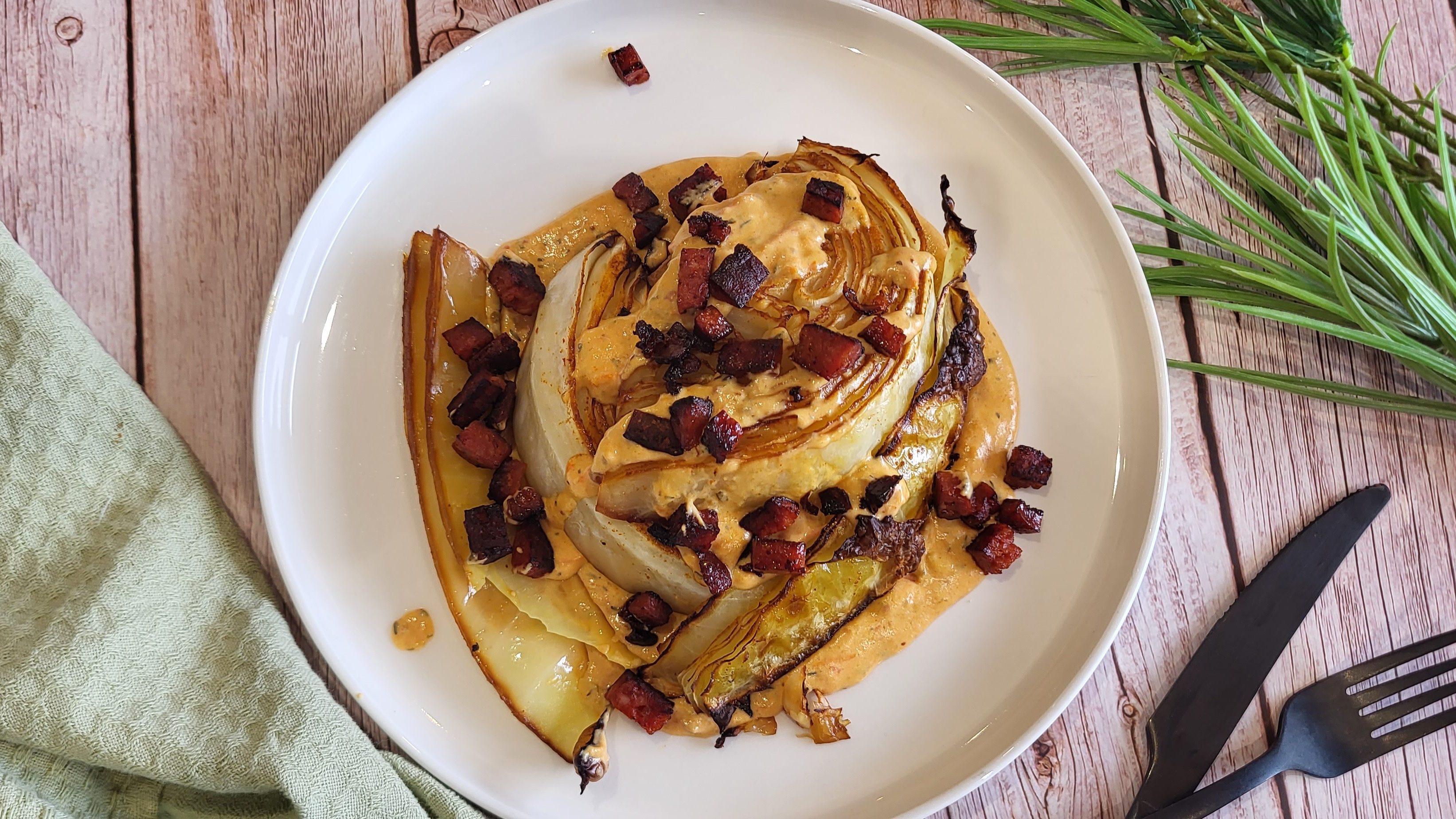 Chou rôti à la sauce crémeuse tomate et chorizo