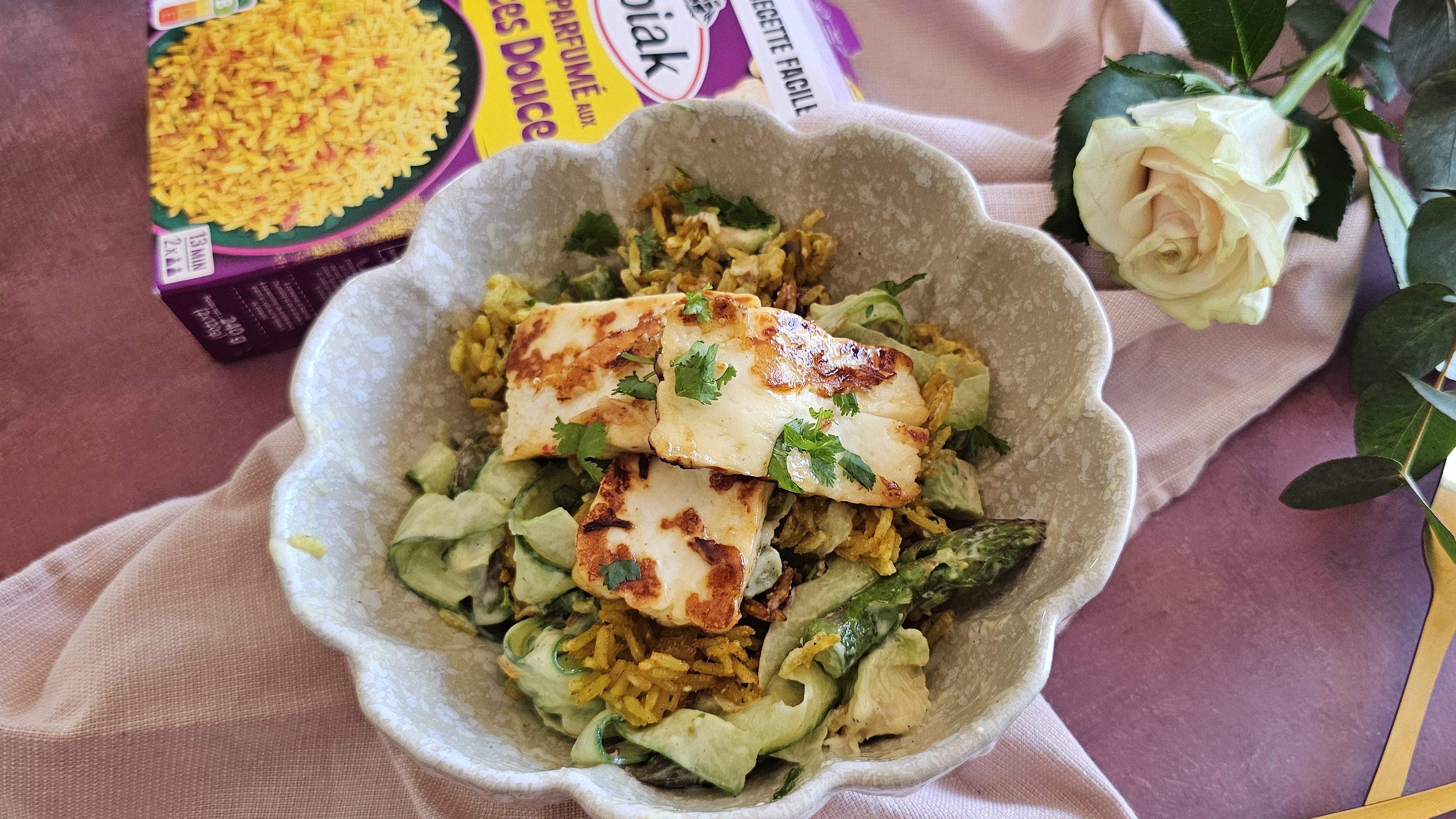 Salade de riz crispy aux épices douces, asperges & sauce yaourt citronnée