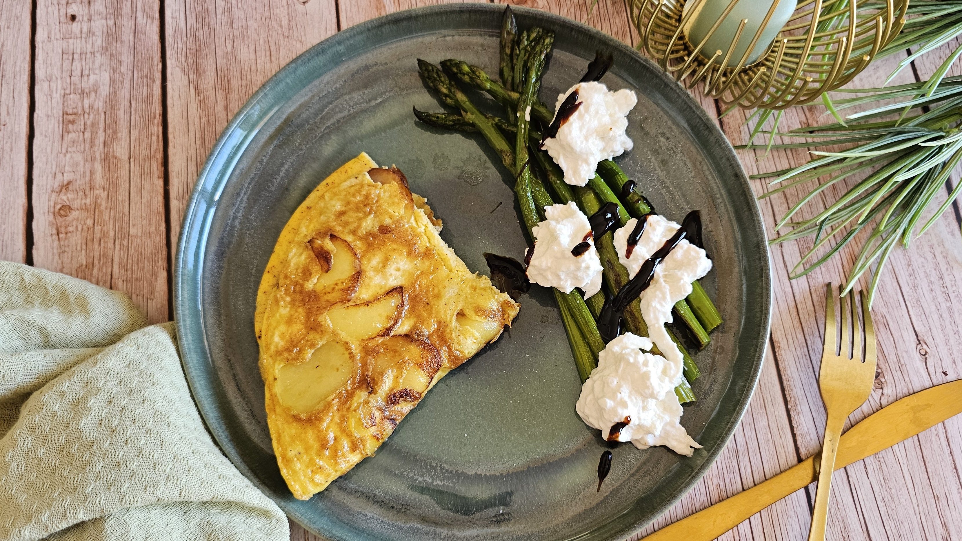 Omelette aux pommes de terre et fromage