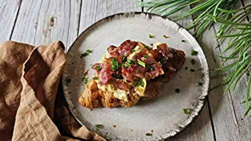 Croissant à l’oeuf brouillé et bacon