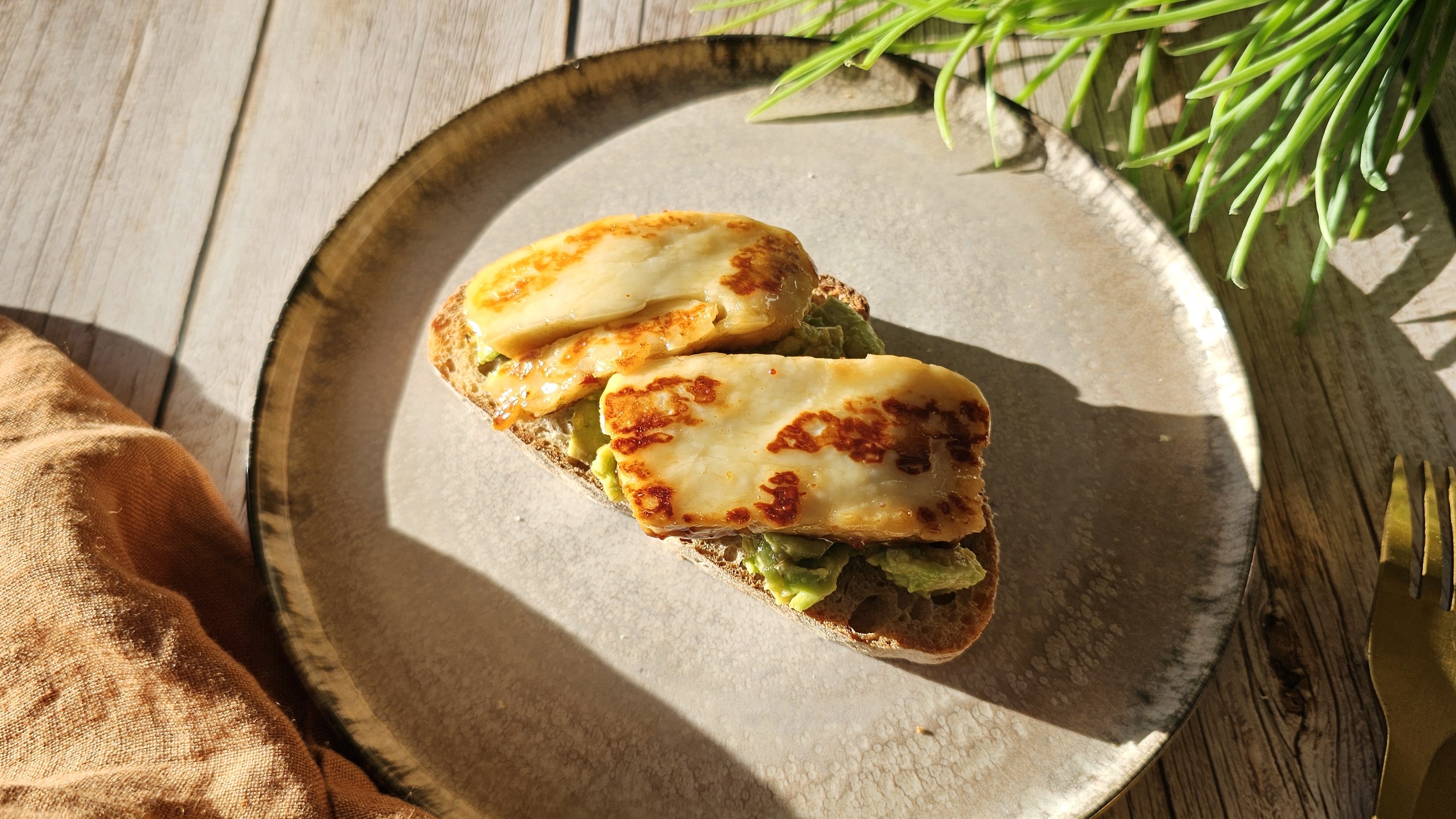 Tartine guacamole et halloumi grillé