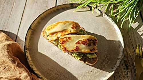 Tartine guacamole et halloumi grillé