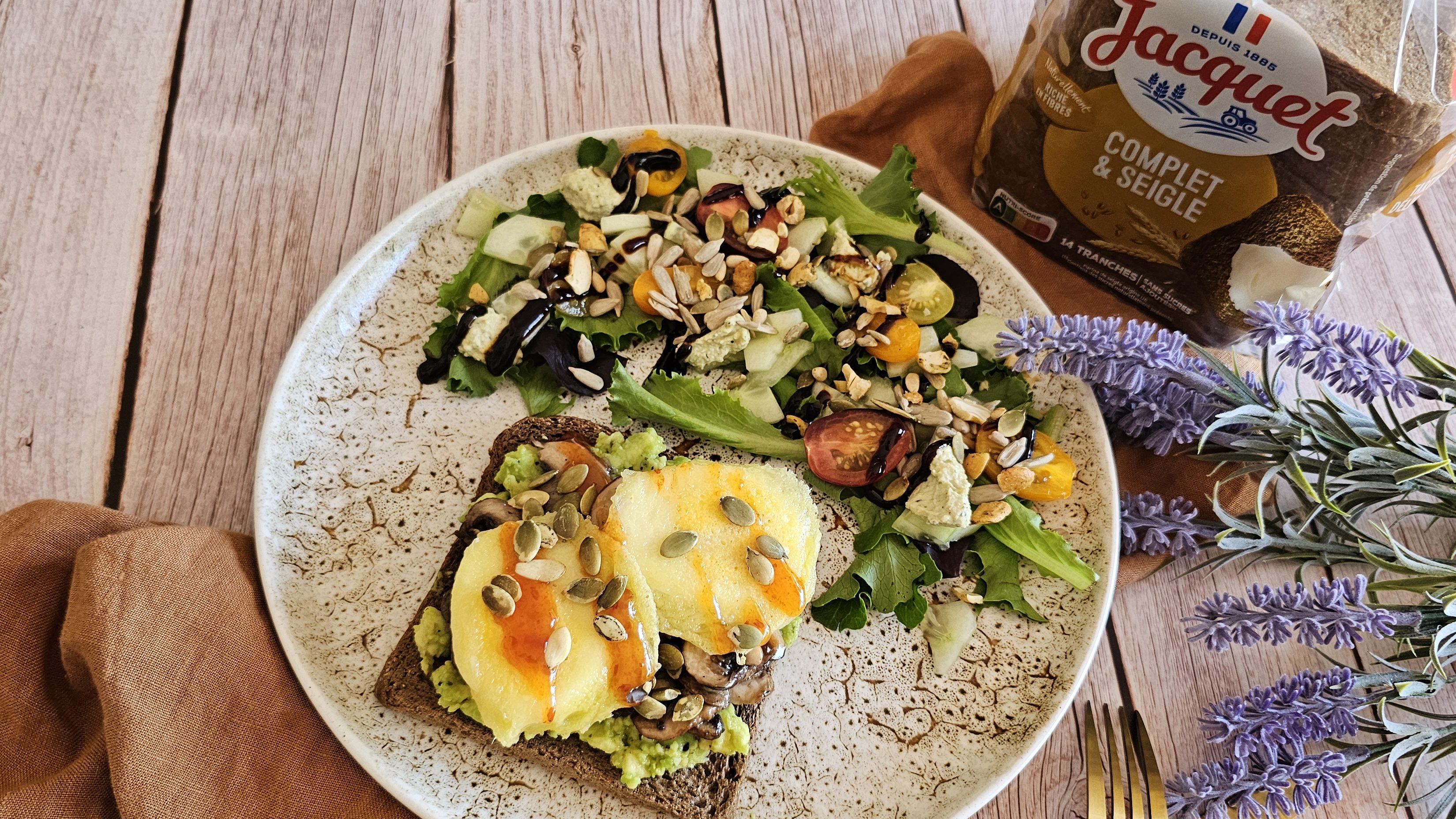Toast avocat oeuf au fromage