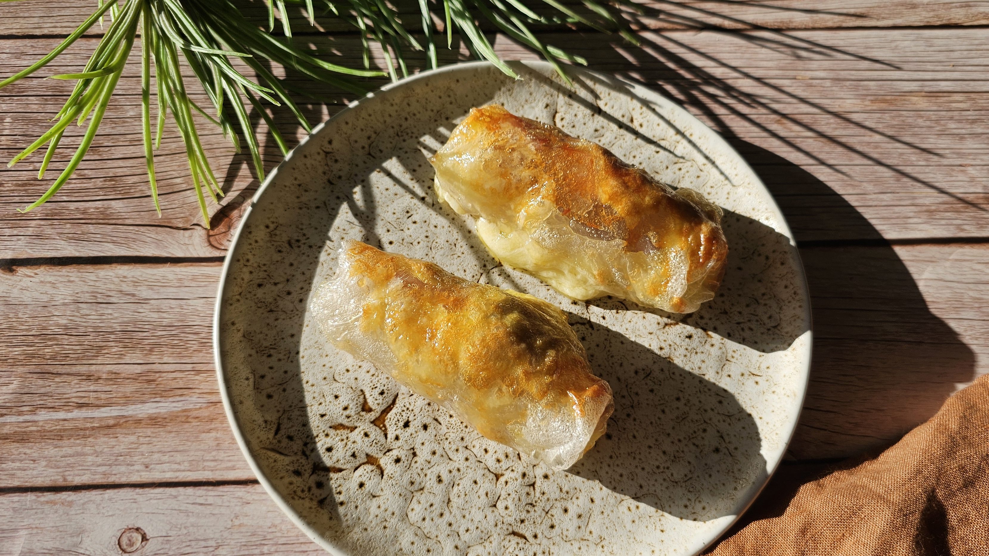 Nems brunch croustillants à la mortadelle & œufs brouillés