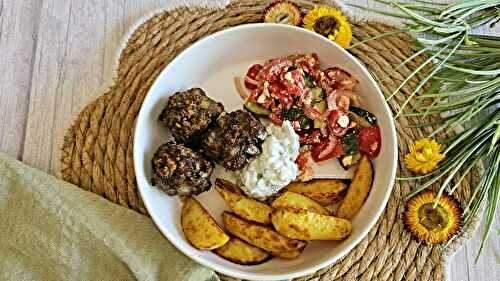 Assiette grecque aux boulettes de viande