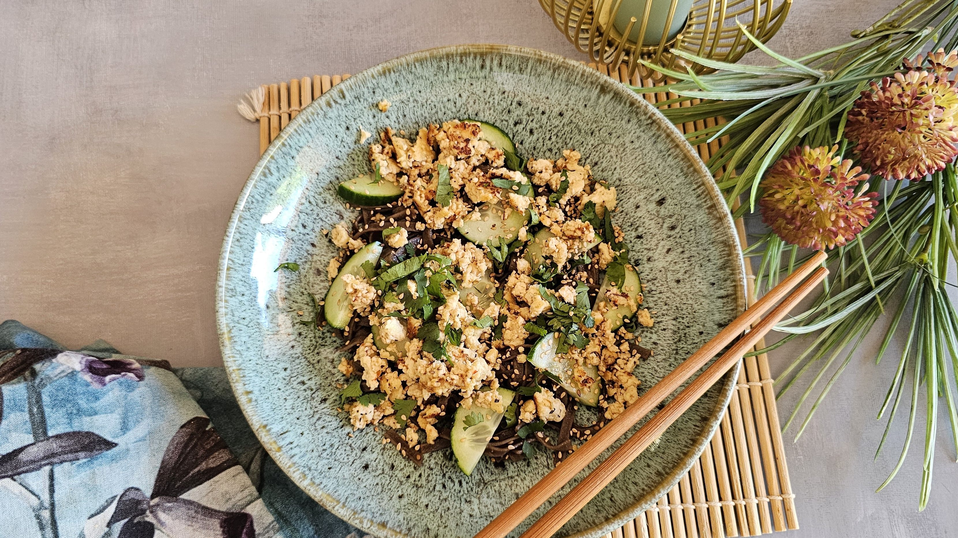 Nouilles soba froide au tofu et concombre