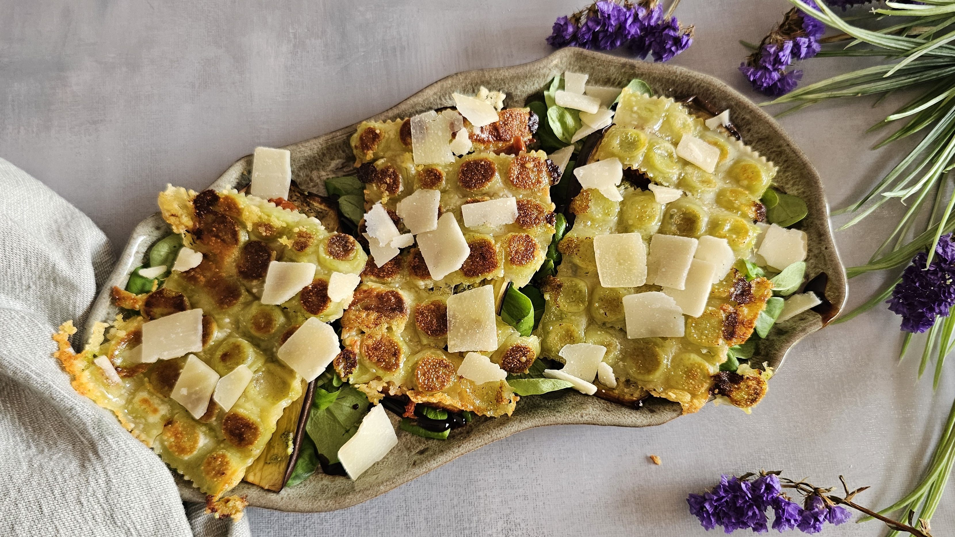 Salade gourmande aubergines et ravioles