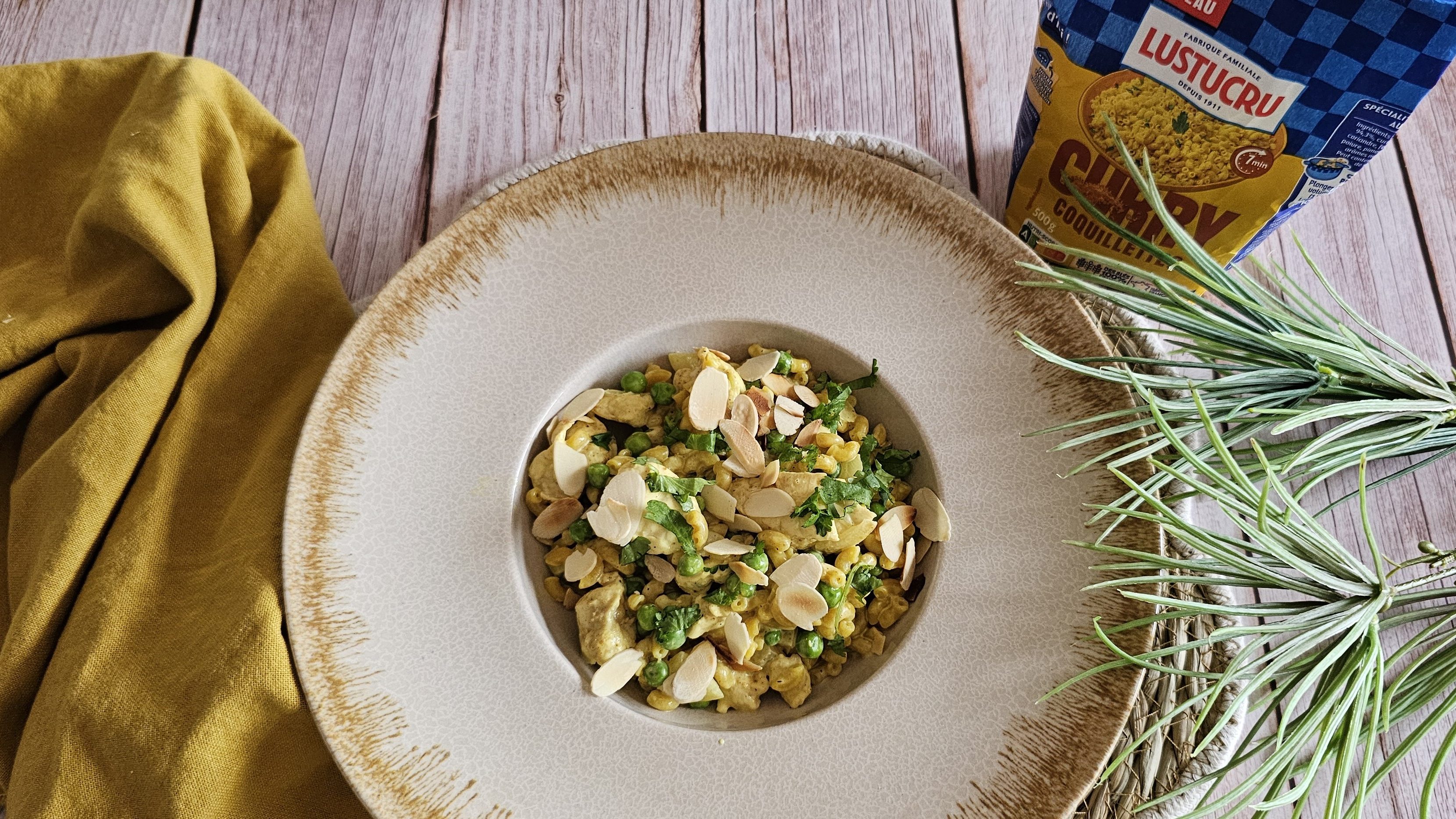 Coquillettes au curry, poulet, petits pois & amandes