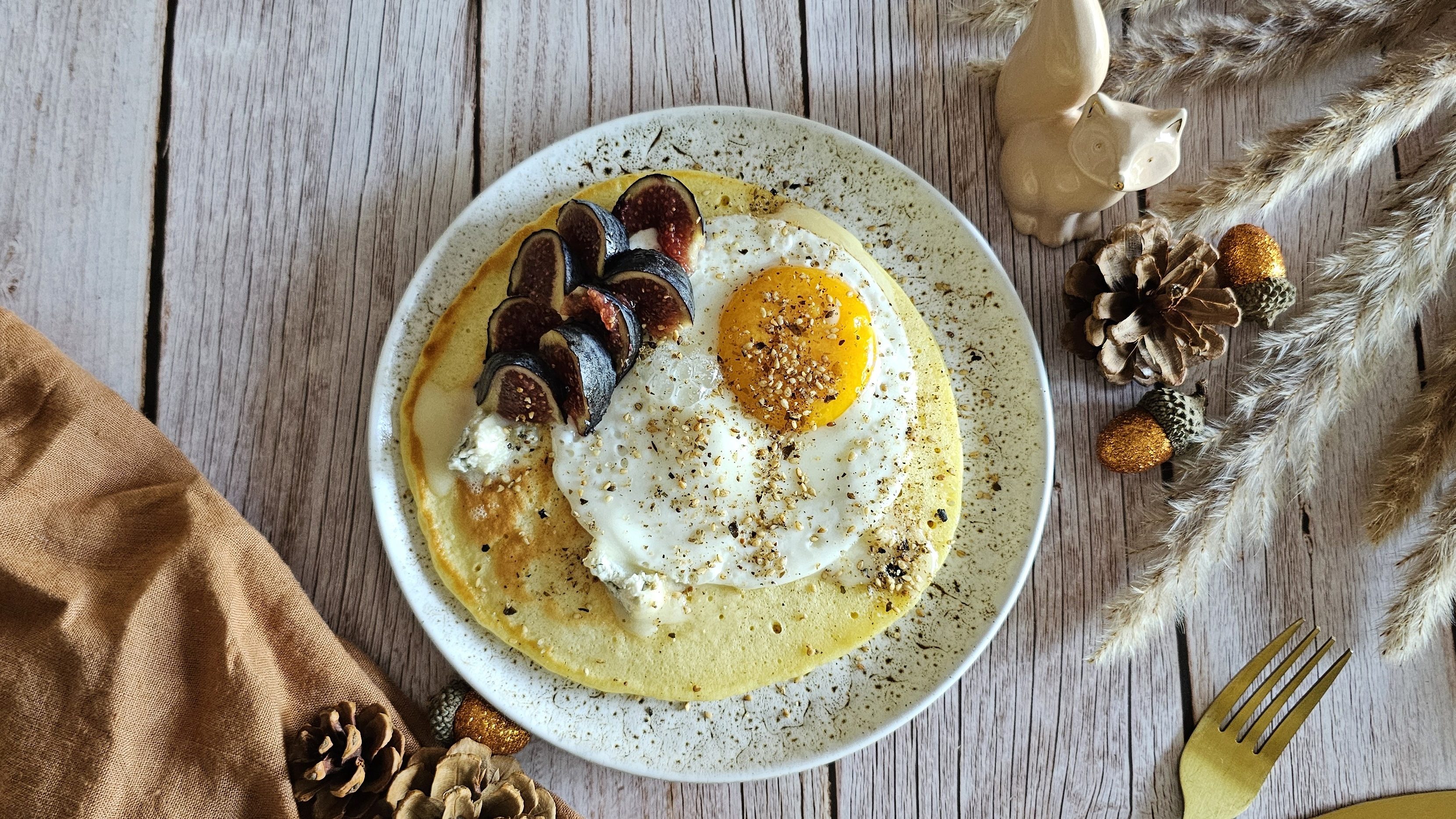 Pancake salé aux figues, gorgonzola & œuf