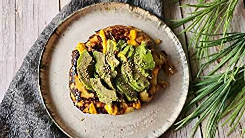 Bagel gratiné à l’halloumi et avocat