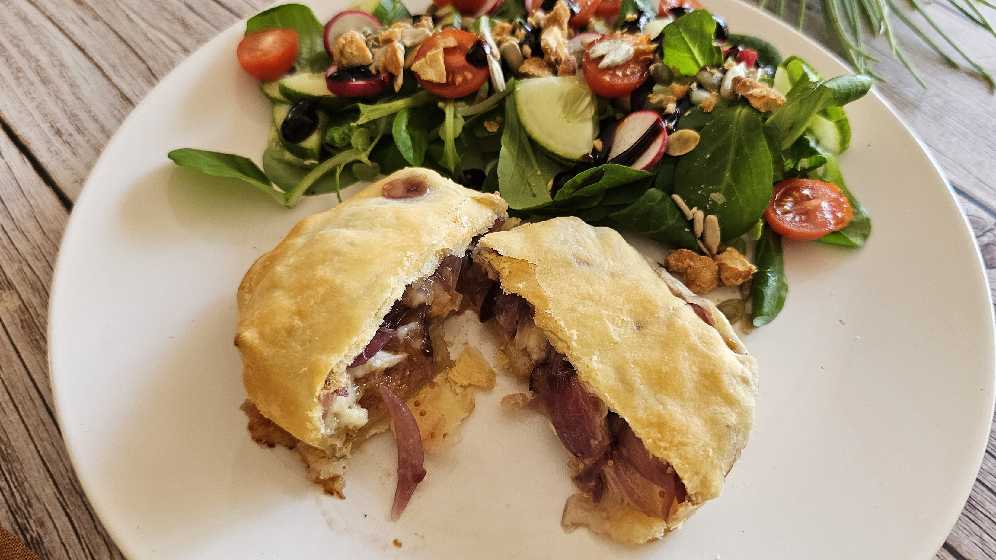 Feuilletée aux figues, brie et oignons