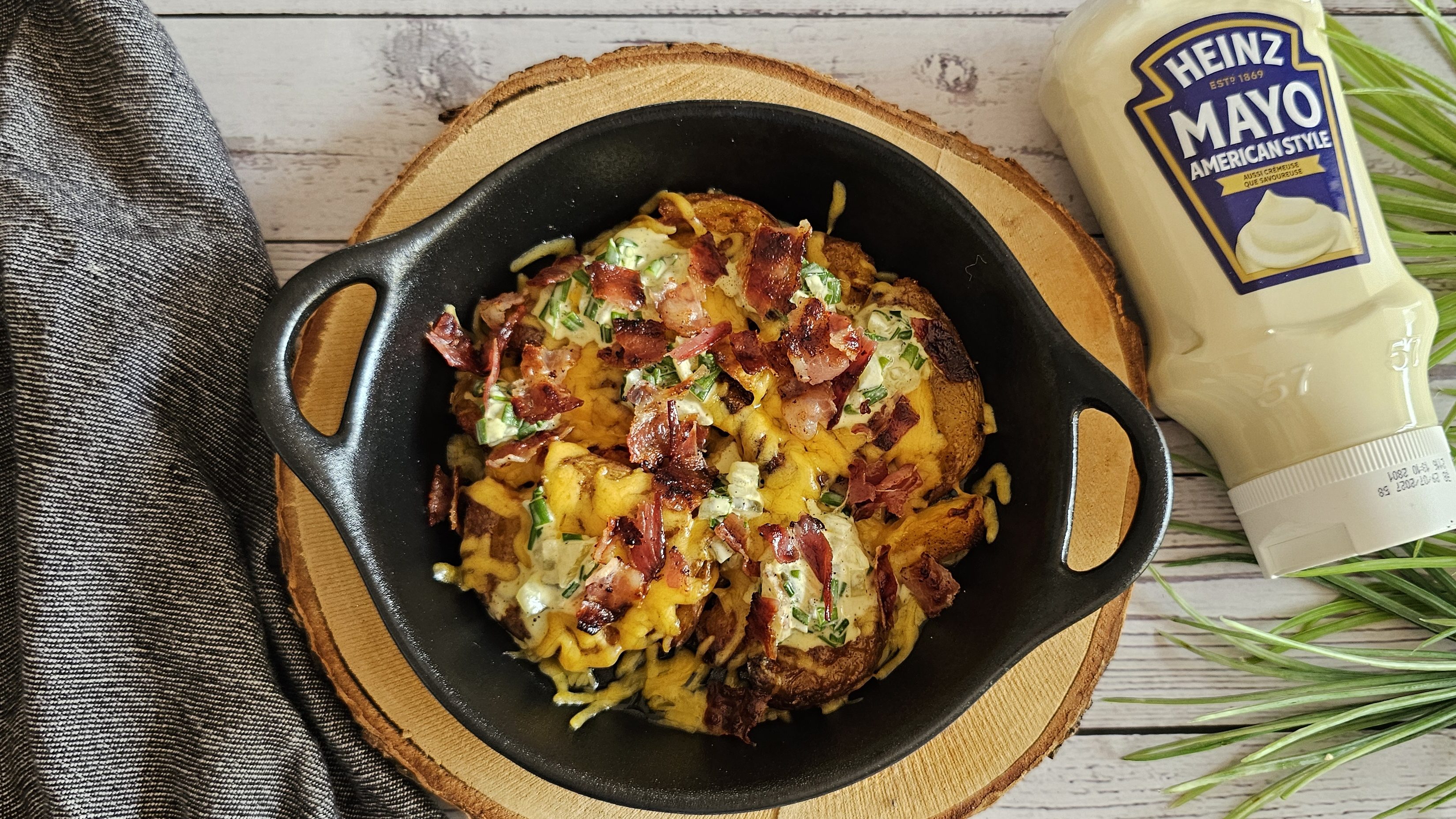 Smashed potatoes cheddar, bacon & sauce mayo-cornichon
