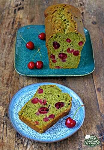 Cake au thé vert matcha et cerises fraiches