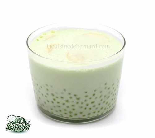 Lait de coco frais aux billes de tapioca et bananes