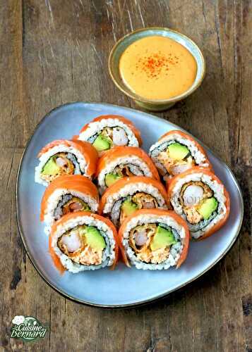 Makis inversés avocats, saumon et sauce Samouraï