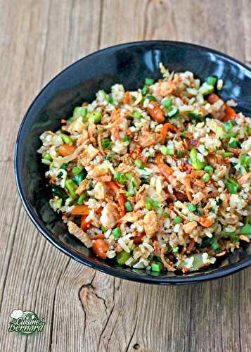 Riz sauté au poulet, cacahuètes et coriandre