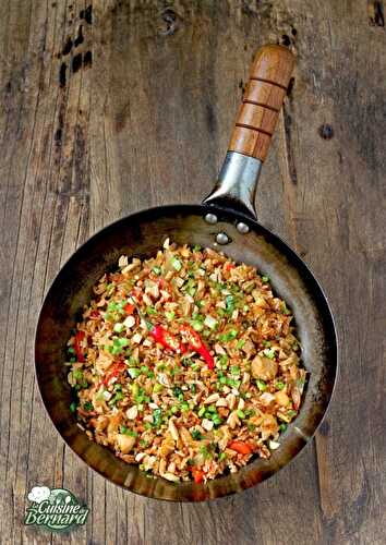 Riz sauté au poulet, piment et cacahuètes