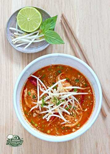 Soupe phở au saté et crevettes