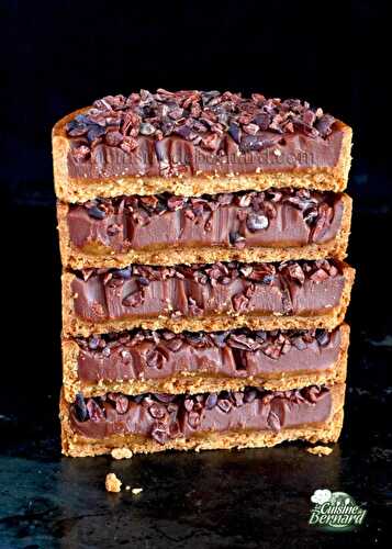 Tartelettes ganache lactée, praliné noisettes et grué de cacao