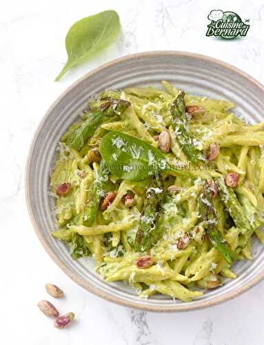 Trofie au pesto de pistache, pecorino et pousses d'épinards, asperges vertes