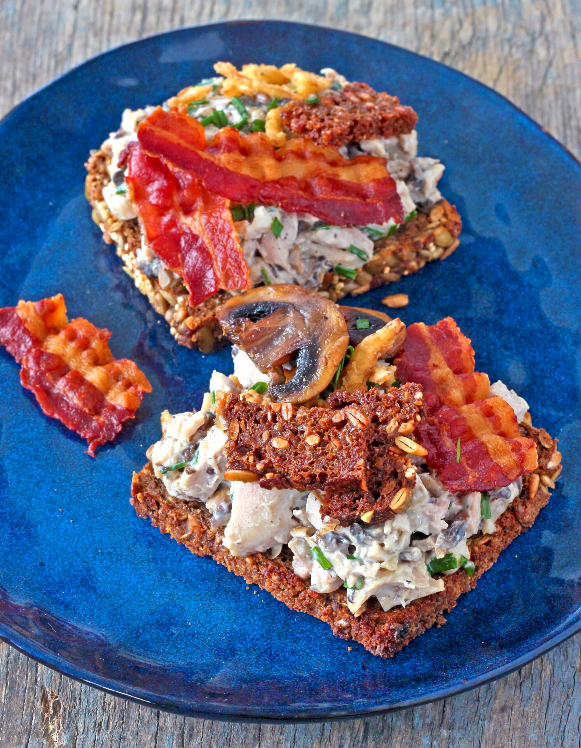 Smørrebrød au poulet et champignons