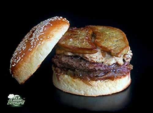 Hamburger au foie gras, crème de cèpes et oignons caramélisés