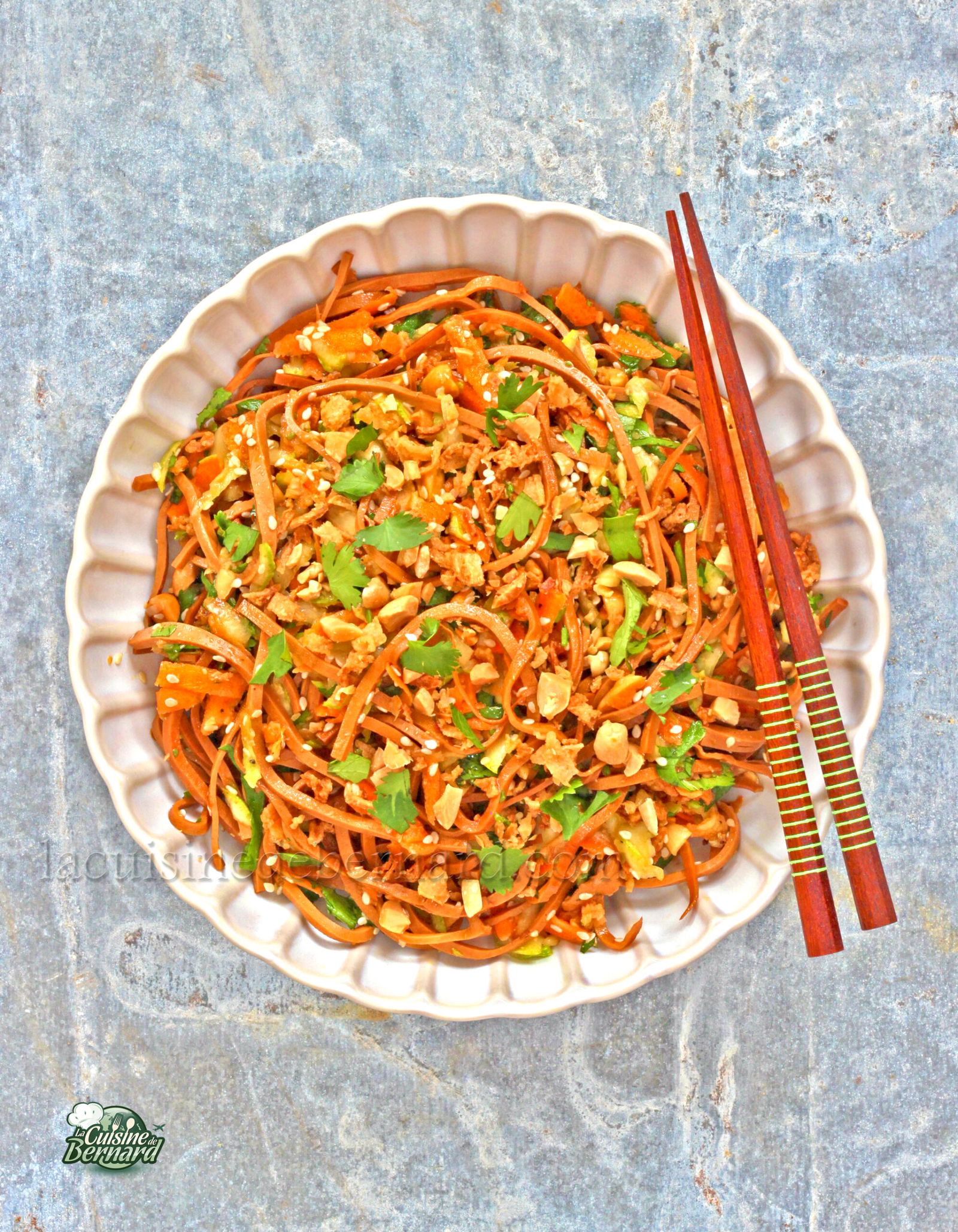 Salade de nouilles de tofu aux 5 parfums, légumes frais et sauce huile de sésame