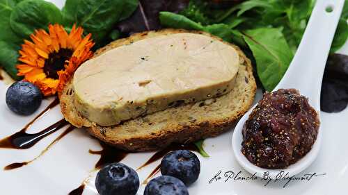 Foie gras de canard mi cuit, sous vide, au poivre de Voatsiperifery, chutney de figues