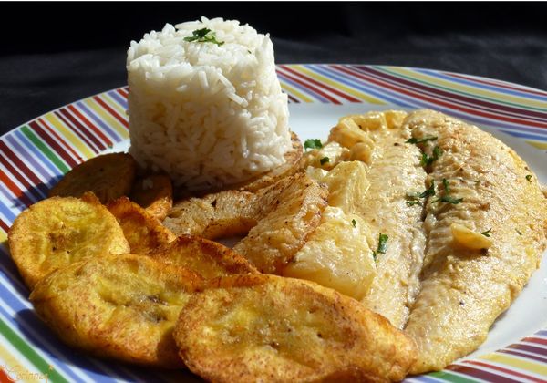 Filet de perche sauce coco-curry et sa garniture ananas et banane plantain - 🥗 La Cuisine de Coco 🍜