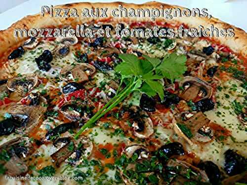 Pizza aux champignons, mozzarella et tomates fraîches - 🥗 La Cuisine de Coco 🍜