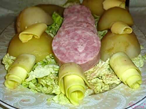 Saucisson à l'eau, pommes-de-terre et salade de chou Chinois aux jeunes courgettes - 🥗 La Cuisine de Coco 🍜