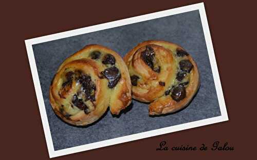 BRIOCHES A LA CREME PATISSIERE ET AUX PEPITES DE CHOCOLAT