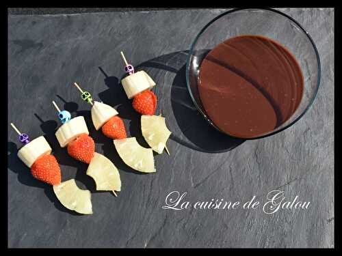 BROCHETTES DE FRUITS AVEC SA SAUCE AU CHOCOLAT