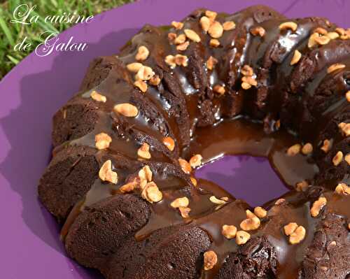 BROWNIE AMANDES ET NOISETTES, CHUNKS DE CHOCOLAT ET COULIS DE CARAMEL AU BEURRE SALE