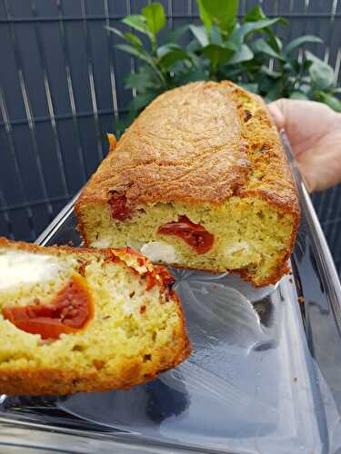 CAKE AU PESTO FETA ET TOMATES