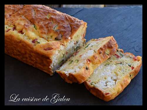 CAKE SALE AU YAOURT, COURGETTES, POIVRONS ET CHEVRE