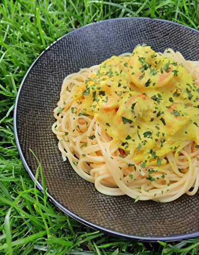 GAMBAS AU CURCUMA ET LAIT DE COCO ET SPAGUETTIS