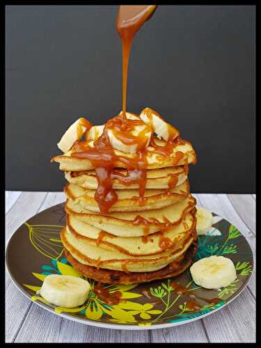 PANCAKES CARAMEL AU BEURRE SALE ET BANANES