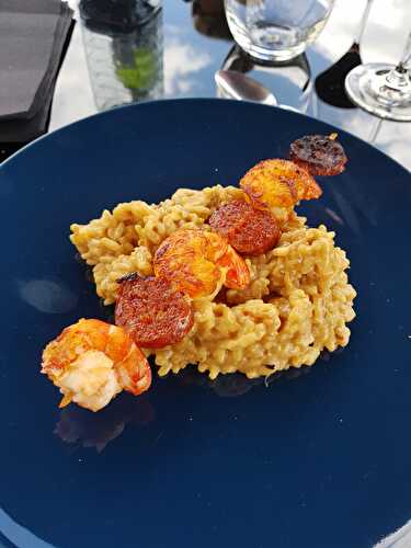 RISOTTO SCARMOZA ET BROCHETTES DE GAMBAS AU CHORIZO