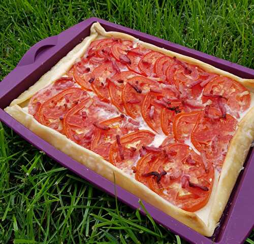 TARTE TOMATES, MOZZA, LARDONS