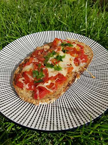 TARTINE AU CHORIZO, TOMATES ET COMTE