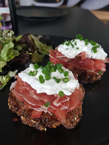 TARTINE TOMATE JAMBON DE BAYONNE ET BURRATA