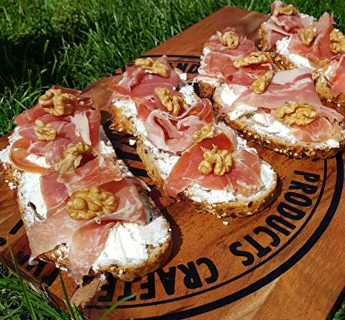 TARTINES AU CHÈVRE ET AU JAMBON DE BAYONNE