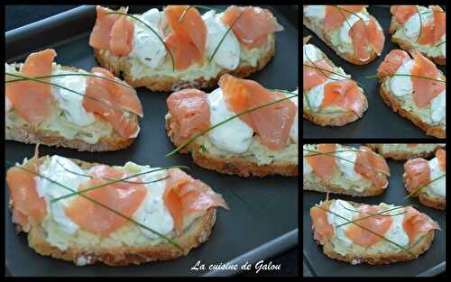 TARTINES AU SAUMON FUMEE